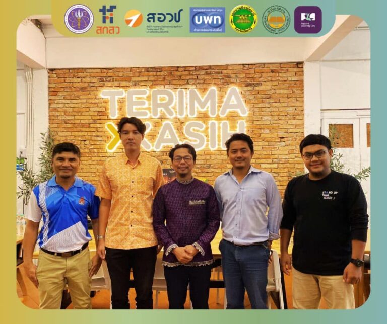 คณะเทศบาลเมืองปัตตานีที่เข้าร่วมรับฟัง และให้ข้อเสนอแนะเพิ่มเติมเกี่ยวกับแหล่งเรียนรู้ด้านอาภรณ์ รวมถึงการจัดการเรียนรู้ด้านอาคารและอาทลิด